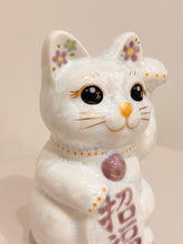 將圖片載入圖庫檢視器 京燒花結晶招財貓14cm- 白身紫小花紫字招福
