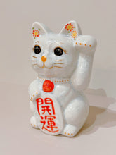 將圖片載入圖庫檢視器 京燒花結晶招財貓14cm-白身紅小花紅字開運
