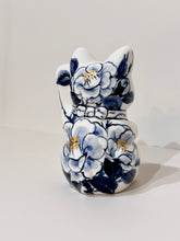 將圖片載入圖庫檢視器 京燒染付招財貓14cm- 山茶花千萬兩
