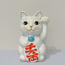 將圖片載入圖庫檢視器 京燒花結晶招財貓14cm- 白身紅字千萬兩
