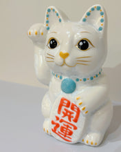 將圖片載入圖庫檢視器 京燒花結晶招財貓14cm- 白身紅字開運
