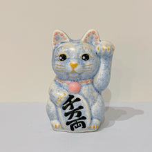 將圖片載入圖庫檢視器 京燒花結晶招財貓迷你11cm-淺藍身黑色千萬兩
