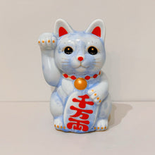 將圖片載入圖庫檢視器 京燒花結晶招財貓14cm- 淺藍身紅字千萬兩
