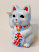 將圖片載入圖庫檢視器 京燒花結晶招財貓14cm- 淺藍身紅字千萬兩
