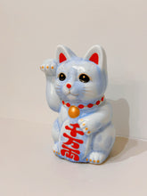 將圖片載入圖庫檢視器 京燒花結晶招財貓14cm- 淺藍身紅字千萬兩
