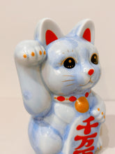 將圖片載入圖庫檢視器 京燒花結晶招財貓14cm- 淺藍身紅字千萬兩
