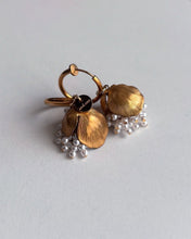 將圖片載入圖庫檢視器 and.cou- ears/mari/ vintage baby pearl beads &amp; brass flower
