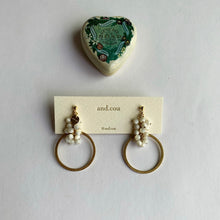 將圖片載入圖庫檢視器 and.cou- ears/ vintage chain mother of pearl &amp; brass hoop 2way
