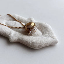 將圖片載入圖庫檢視器 and.cou- necklace/ mari/vintage baby pearl beads &amp; brass flower
