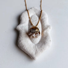 將圖片載入圖庫檢視器 and.cou- necklace/ mari/vintage baby pearl beads &amp; brass flower
