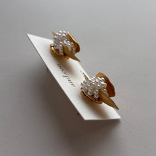 將圖片載入圖庫檢視器 and.cou- ears/ rico/ brass flowers and vintage beads
