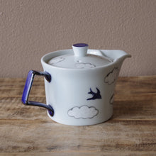 將圖片載入圖庫檢視器 伊万里燒雲與燕子茶壼
