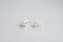 將圖片載入圖庫檢視器 accessory.Nui- earrings frost crystal × white coral / no4
