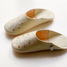 將圖片載入圖庫檢視器 Dear Morocco 羊皮刺繡居家拖鞋-  Triano白樺
